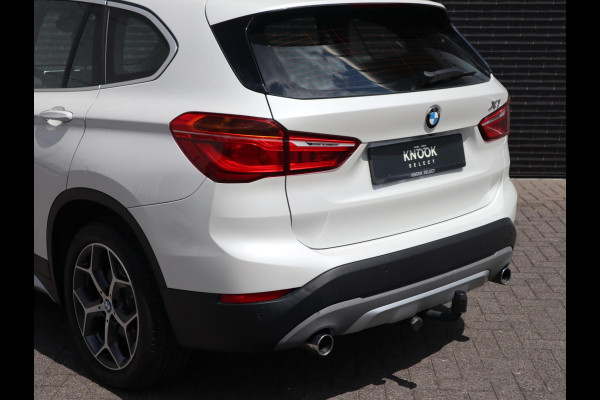 BMW X1 xDrive20i High Executive xLine Automaat Navigatiesysteem Plus / Panoramadak / Head-Up Display / Trekhaak / Leder / Sportstoelen / Achteruitrijcamera / Stoelverwarming / LED / 18 Inch / Lichtpakket