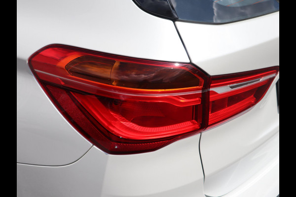 BMW X1 xDrive20i High Executive xLine Automaat Navigatiesysteem Plus / Panoramadak / Head-Up Display / Trekhaak / Leder / Sportstoelen / Achteruitrijcamera / Stoelverwarming / LED / 18 Inch / Lichtpakket