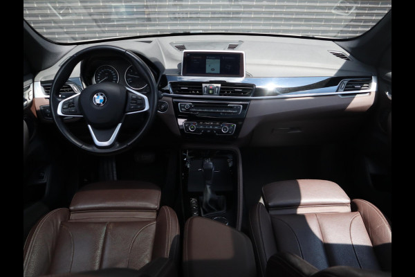 BMW X1 xDrive20i High Executive xLine Automaat Navigatiesysteem Plus / Panoramadak / Head-Up Display / Trekhaak / Leder / Sportstoelen / Achteruitrijcamera / Stoelverwarming / LED / 18 Inch / Lichtpakket