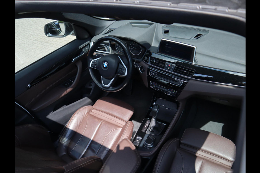 BMW X1 xDrive20i High Executive xLine Automaat Navigatiesysteem Plus / Panoramadak / Head-Up Display / Trekhaak / Leder / Sportstoelen / Achteruitrijcamera / Stoelverwarming / LED / 18 Inch / Lichtpakket