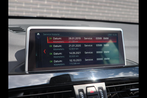BMW X1 xDrive20i High Executive xLine Automaat Navigatiesysteem Plus / Panoramadak / Head-Up Display / Trekhaak / Leder / Sportstoelen / Achteruitrijcamera / Stoelverwarming / LED / 18 Inch / Lichtpakket