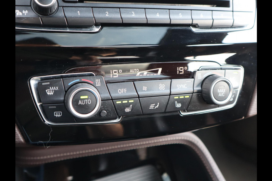 BMW X1 xDrive20i High Executive xLine Automaat Navigatiesysteem Plus / Panoramadak / Head-Up Display / Trekhaak / Leder / Sportstoelen / Achteruitrijcamera / Stoelverwarming / LED / 18 Inch / Lichtpakket