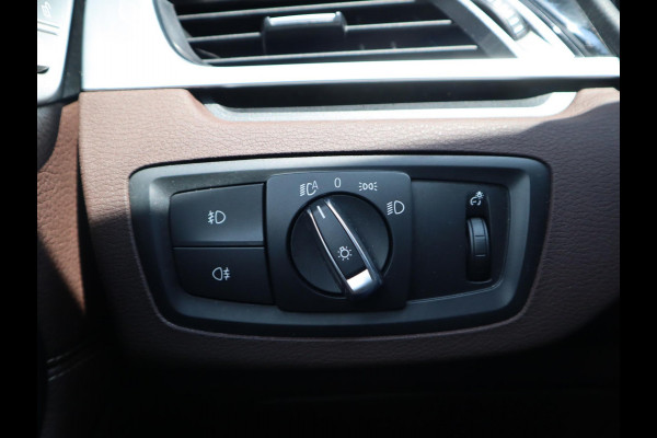 BMW X1 xDrive20i High Executive xLine Automaat Navigatiesysteem Plus / Panoramadak / Head-Up Display / Trekhaak / Leder / Sportstoelen / Achteruitrijcamera / Stoelverwarming / LED / 18 Inch / Lichtpakket