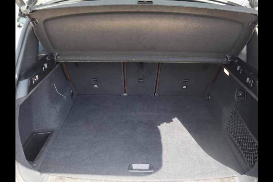 BMW X1 xDrive20i High Executive xLine Automaat Navigatiesysteem Plus / Panoramadak / Head-Up Display / Trekhaak / Leder / Sportstoelen / Achteruitrijcamera / Stoelverwarming / LED / 18 Inch / Lichtpakket