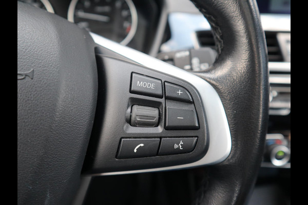 BMW X1 xDrive20i High Executive xLine Automaat Navigatiesysteem Plus / Panoramadak / Head-Up Display / Trekhaak / Leder / Sportstoelen / Achteruitrijcamera / Stoelverwarming / LED / 18 Inch / Lichtpakket