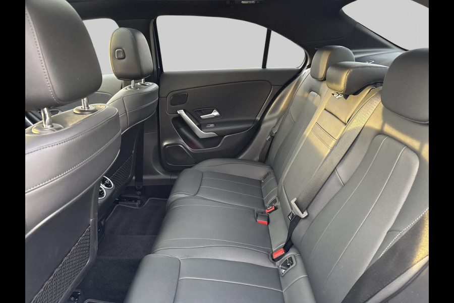 Mercedes-Benz A-Klasse 180 Business Solution Luxury | Pano | Memory stoelen | Achteruitrij camera |