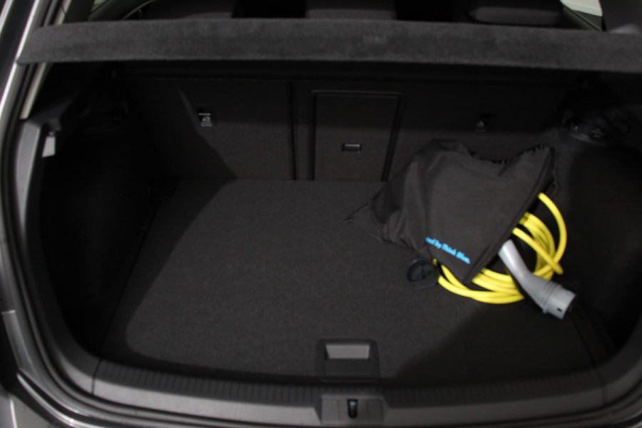 Volkswagen e-Golf Edition Volkswagen e-Golf e-Golf  | Navigatie | Climate Control | Vituele Cockpit | Bluetooth | Cruise control Adaptive | Lichtmetalen velgen |