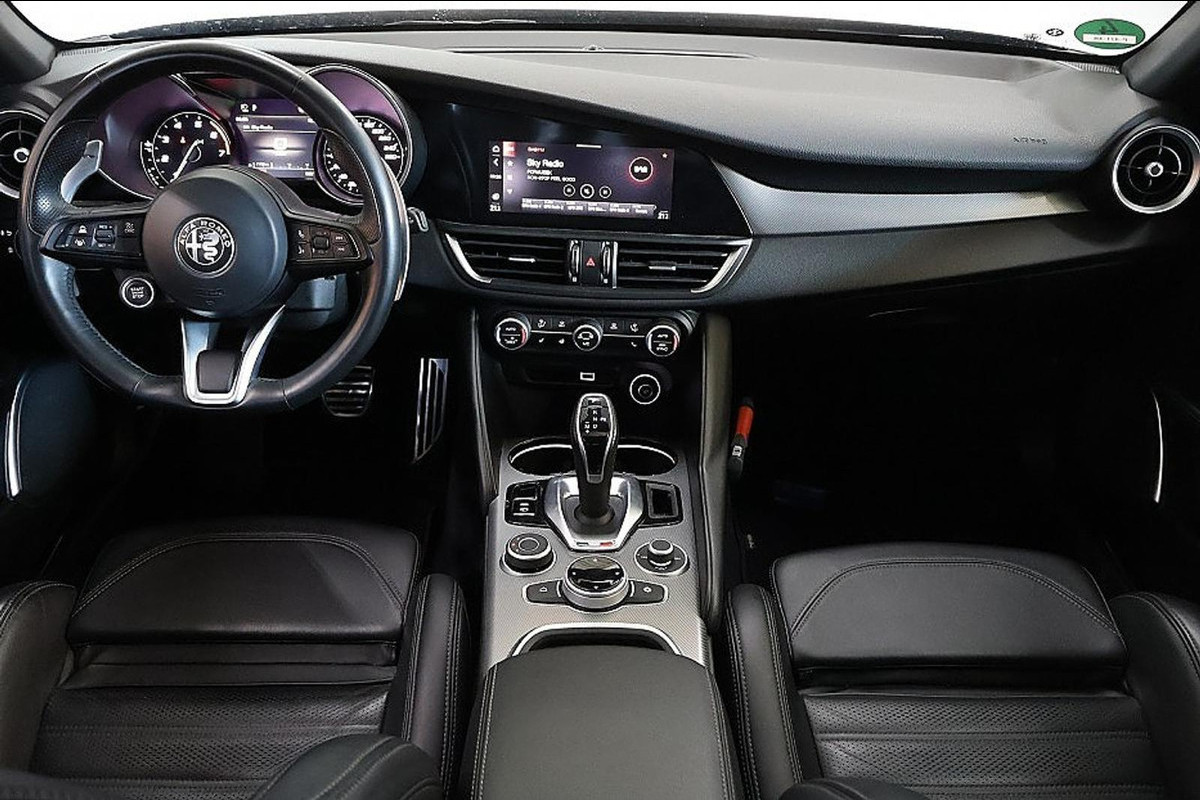 Alfa Romeo Giulia 2.0T Sprint - Automaat - Pano/Schuifdak - Leder - Navi - Afn. Trekhaak -Org.NL
