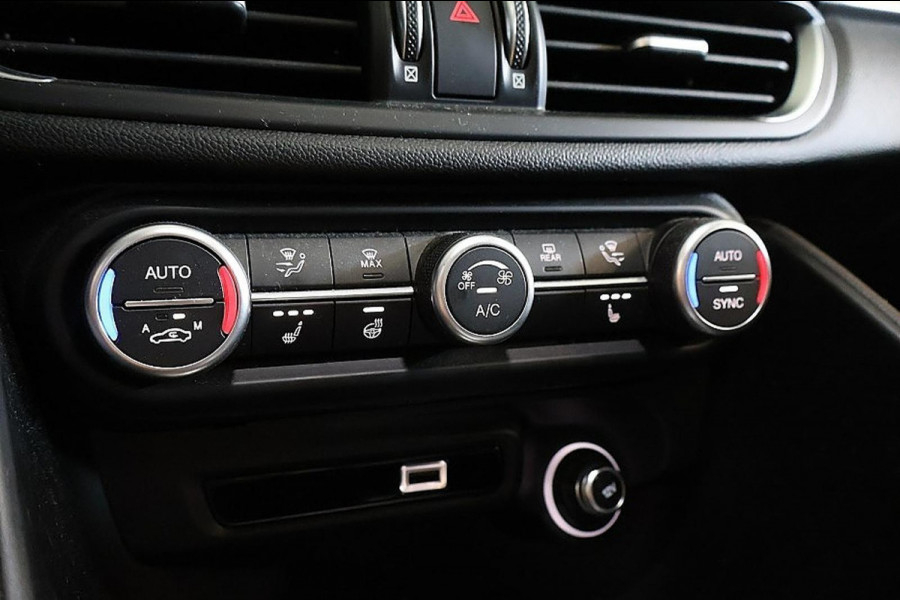 Alfa Romeo Giulia 2.0T Sprint - Automaat - Pano/Schuifdak - Leder - Navi - Afn. Trekhaak -Org.NL
