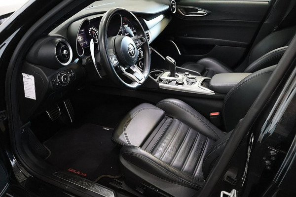 Alfa Romeo Giulia 2.0T Sprint - Automaat - Pano/Schuifdak - Leder - Navi - Afn. Trekhaak -Org.NL