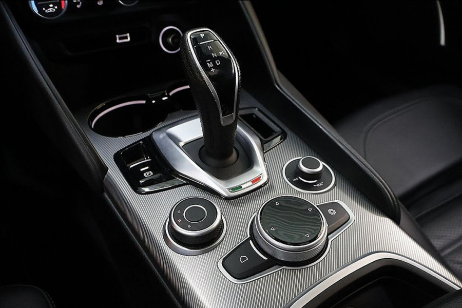 Alfa Romeo Giulia 2.0T Sprint - Automaat - Pano/Schuifdak - Leder - Navi - Afn. Trekhaak -Org.NL