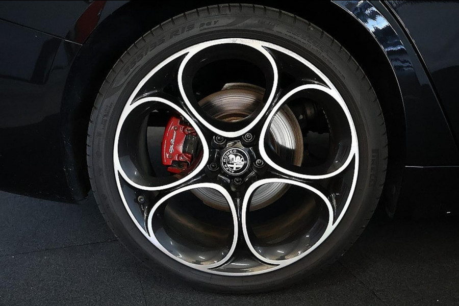 Alfa Romeo Giulia 2.0T Sprint - Automaat - Pano/Schuifdak - Leder - Navi - Afn. Trekhaak -Org.NL