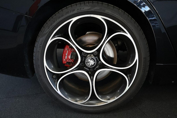 Alfa Romeo Giulia 2.0T Sprint - Automaat - Pano/Schuifdak - Leder - Navi - Afn. Trekhaak -Org.NL