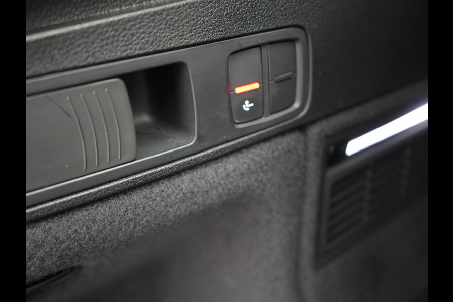 Audi Q5 Sportback 55 TFSI e Quattro S-Line Plug in Hybrid PHEV | Trekhaak af Fabriek | Alcantara Sportstoelen Verwarmd | Adaptive Cruise | Apple Carplay | Virtual | Navigatie | Camera | DAB |