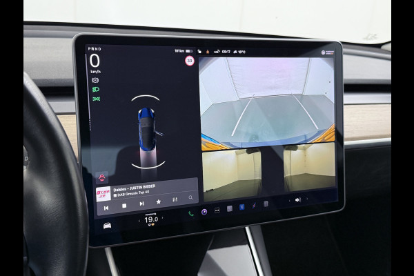 Tesla Model 3 RWD SR+ 325PK Lmv 18" AutoPilot FSD 2.5 Leder PanoDak Adaptive-Cruise Lmv Camera's Elektr.-Stuur+Stoelen+Spiegels+Geheugen+Easy- Navi LED Comfortstoelen ACC DAB Voorverwarmen interieur via App Keyless via Telefoonsleutel One-Pedal-Drive Origineel Nederlandse auto tot 11kw laden thuis! 1.584kg licht! Keurige auto!! 1000kg trekvermogen