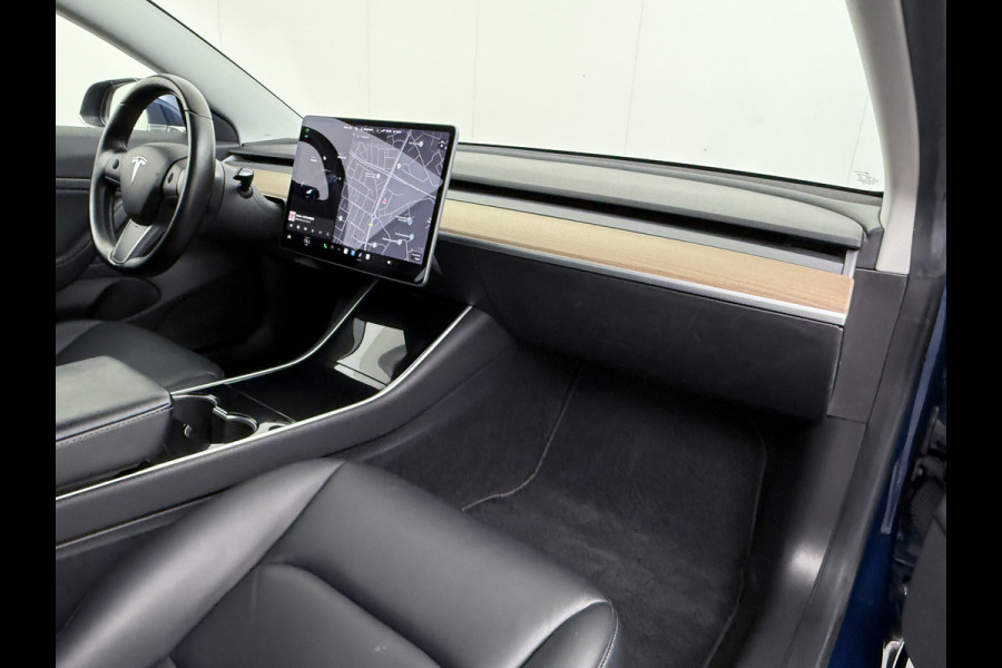 Tesla Model 3 RWD SR+ 325PK Lmv 18" AutoPilot FSD 2.5 Leder PanoDak Adaptive-Cruise Lmv Camera's Elektr.-Stuur+Stoelen+Spiegels+Geheugen+Easy- Navi LED Comfortstoelen ACC DAB Voorverwarmen interieur via App Keyless via Telefoonsleutel One-Pedal-Drive Origineel Nederlandse auto tot 11kw laden thuis! 1.584kg licht! Keurige auto!! 1000kg trekvermogen