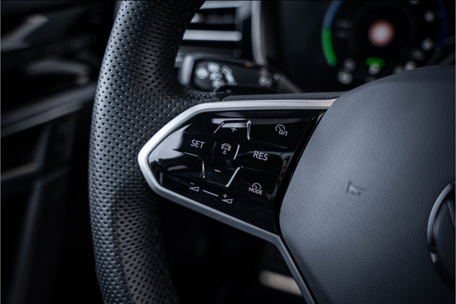 Volkswagen Touareg 3.0 TSi eHybrid 4MOTION R - Panorama | Stoelkoeling & Massage | Luchtvering