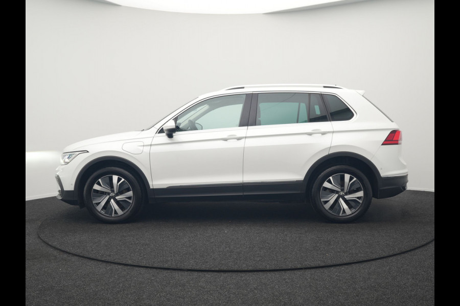 Volkswagen Tiguan 1.4 TSI eHybrid Elegance Plug In Hybrid 245pk Dealer O.H. PHEV | Trekhaak Af Fabriek | Adaptive Cruise | IQ Light | Camera | Stoelen & Stuur Verwarmd | Apple Carplay | Blis | Navigatie | DAB |