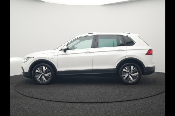 Volkswagen Tiguan 1.4 TSI eHybrid Elegance Plug In Hybrid 245pk Dealer O.H. PHEV | Trekhaak Af Fabriek | Adaptive Cruise | IQ Light | Camera | Stoelen & Stuur Verwarmd | Apple Carplay | Blis | Navigatie | DAB |