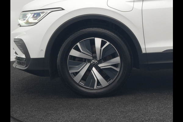 Volkswagen Tiguan 1.4 TSI eHybrid Elegance Plug In Hybrid 245pk Dealer O.H. PHEV | Trekhaak Af Fabriek | Adaptive Cruise | IQ Light | Camera | Stoelen & Stuur Verwarmd | Apple Carplay | Blis | Navigatie | DAB |
