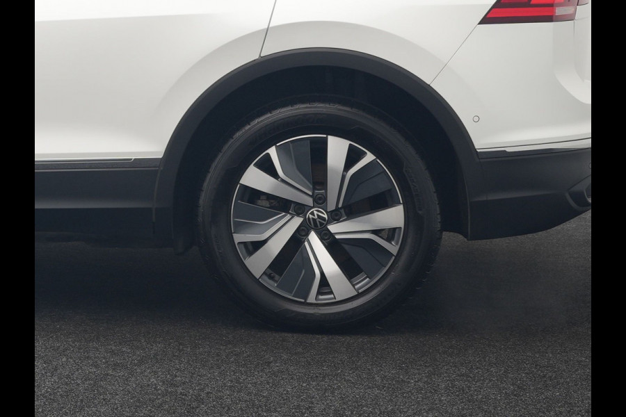 Volkswagen Tiguan 1.4 TSI eHybrid Elegance Plug In Hybrid 245pk Dealer O.H. PHEV | Trekhaak Af Fabriek | Adaptive Cruise | IQ Light | Camera | Stoelen & Stuur Verwarmd | Apple Carplay | Blis | Navigatie | DAB |