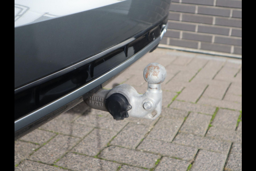 Volvo XC90 2.0 T8 Twin Engine AWD Inscription Automaat / 7 Persoons / Panoramadak / Harman Kardon / Comfortstoelen / Trekhaak / 20 Inch / Stoelverwarming / Achteruitrijcamera / LED / Elektrisch Verstelbare Stoelen