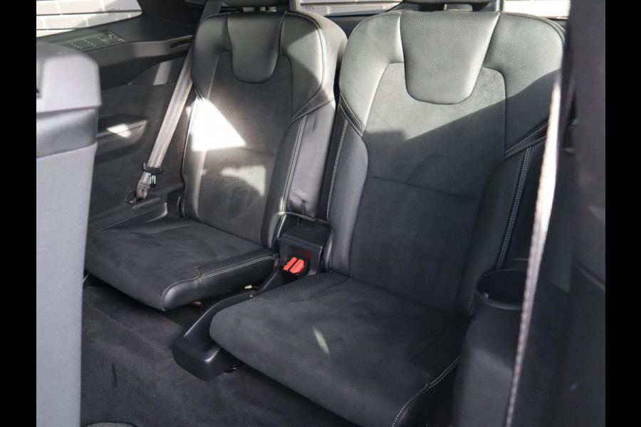 Volvo XC90 2.0 T8 Twin Engine AWD Inscription Automaat / 7 Persoons / Panoramadak / Harman Kardon / Comfortstoelen / Trekhaak / 20 Inch / Stoelverwarming / Achteruitrijcamera / LED / Elektrisch Verstelbare Stoelen