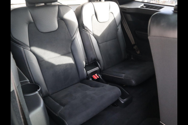 Volvo XC90 2.0 T8 Twin Engine AWD Inscription Automaat / 7 Persoons / Panoramadak / Harman Kardon / Comfortstoelen / Trekhaak / 20 Inch / Stoelverwarming / Achteruitrijcamera / LED / Elektrisch Verstelbare Stoelen