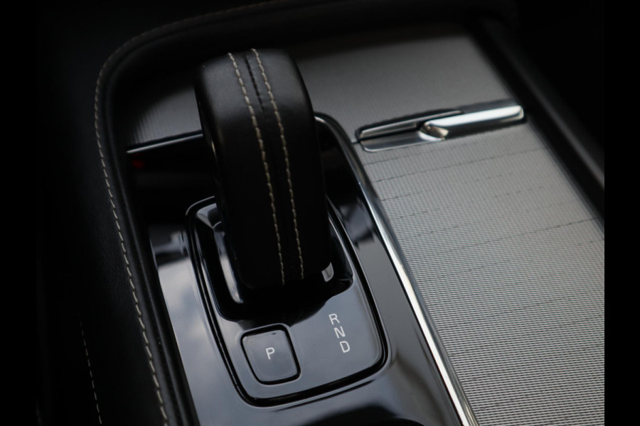 Volvo XC90 2.0 T8 Twin Engine AWD Inscription Automaat / 7 Persoons / Panoramadak / Harman Kardon / Comfortstoelen / Trekhaak / 20 Inch / Stoelverwarming / Achteruitrijcamera / LED / Elektrisch Verstelbare Stoelen