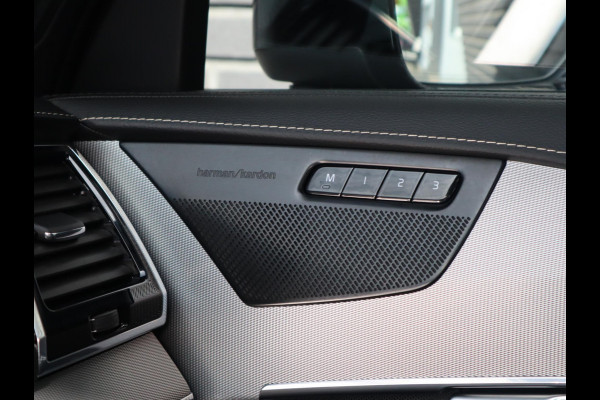 Volvo XC90 2.0 T8 Twin Engine AWD Inscription Automaat / 7 Persoons / Panoramadak / Harman Kardon / Comfortstoelen / Trekhaak / 20 Inch / Stoelverwarming / Achteruitrijcamera / LED / Elektrisch Verstelbare Stoelen