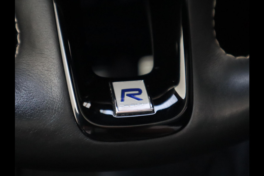 Volvo XC90 2.0 T8 Twin Engine AWD Inscription Automaat / 7 Persoons / Panoramadak / Harman Kardon / Comfortstoelen / Trekhaak / 20 Inch / Stoelverwarming / Achteruitrijcamera / LED / Elektrisch Verstelbare Stoelen