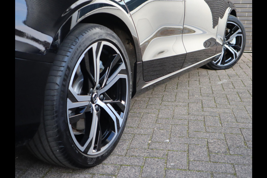 Volvo V60 2.0 T8 Plug-in hybrid AWD Ultimate Bright Automaat / Navigatiesysteem / Panoramadak / Trekhaak / Head-Up Display / Leder / Harman Kardon / Stoelverwarming / Achteruitrijcamera / Extra Getint Glas