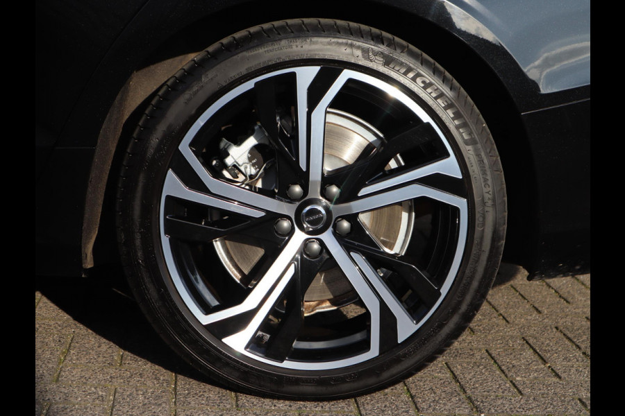 Volvo V60 2.0 T8 Plug-in hybrid AWD Ultimate Bright Automaat / Navigatiesysteem / Panoramadak / Trekhaak / Head-Up Display / Leder / Harman Kardon / Stoelverwarming / Achteruitrijcamera / Extra Getint Glas