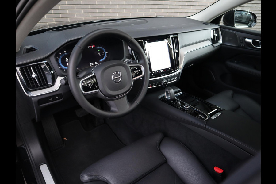 Volvo V60 2.0 T8 Plug-in hybrid AWD Ultimate Bright Automaat / Navigatiesysteem / Panoramadak / Trekhaak / Head-Up Display / Leder / Harman Kardon / Stoelverwarming / Achteruitrijcamera / Extra Getint Glas