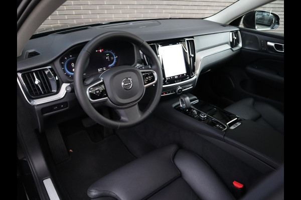Volvo V60 2.0 T8 Plug-in hybrid AWD Ultimate Bright Automaat / Navigatiesysteem / Panoramadak / Trekhaak / Head-Up Display / Leder / Harman Kardon / Stoelverwarming / Achteruitrijcamera / Extra Getint Glas