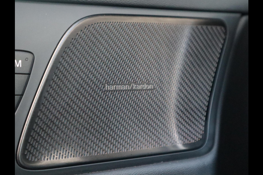 Volvo V60 2.0 T8 Plug-in hybrid AWD Ultimate Bright Automaat / Navigatiesysteem / Panoramadak / Trekhaak / Head-Up Display / Leder / Harman Kardon / Stoelverwarming / Achteruitrijcamera / Extra Getint Glas