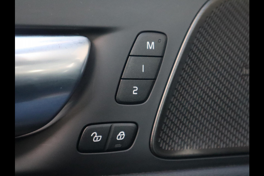 Volvo V60 2.0 T8 Plug-in hybrid AWD Ultimate Bright Automaat / Navigatiesysteem / Panoramadak / Trekhaak / Head-Up Display / Leder / Harman Kardon / Stoelverwarming / Achteruitrijcamera / Extra Getint Glas
