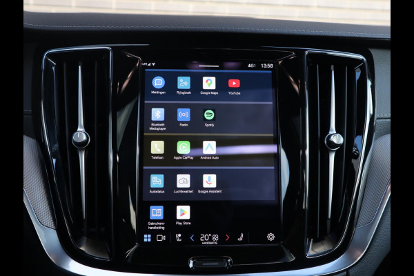 Volvo V60 2.0 T8 Plug-in hybrid AWD Ultimate Bright Automaat / Navigatiesysteem / Panoramadak / Trekhaak / Head-Up Display / Leder / Harman Kardon / Stoelverwarming / Achteruitrijcamera / Extra Getint Glas