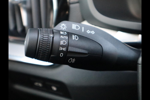 Volvo V60 2.0 T8 Plug-in hybrid AWD Ultimate Bright Automaat / Navigatiesysteem / Panoramadak / Trekhaak / Head-Up Display / Leder / Harman Kardon / Stoelverwarming / Achteruitrijcamera / Extra Getint Glas
