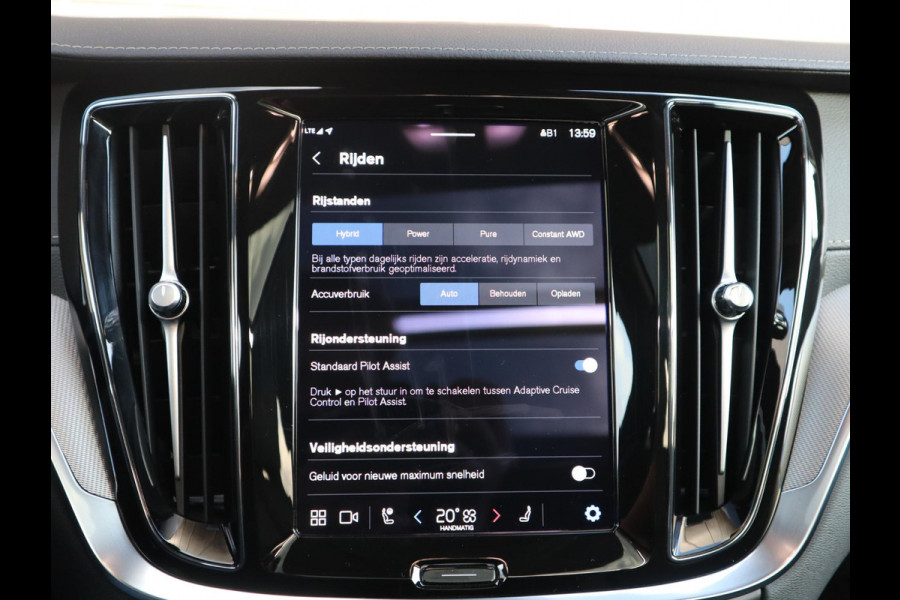 Volvo V60 2.0 T8 Plug-in hybrid AWD Ultimate Bright Automaat / Navigatiesysteem / Panoramadak / Trekhaak / Head-Up Display / Leder / Harman Kardon / Stoelverwarming / Achteruitrijcamera / Extra Getint Glas