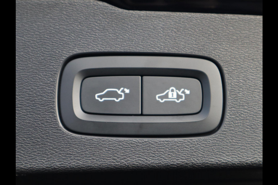 Volvo V60 2.0 T8 Plug-in hybrid AWD Ultimate Bright Automaat / Navigatiesysteem / Panoramadak / Trekhaak / Head-Up Display / Leder / Harman Kardon / Stoelverwarming / Achteruitrijcamera / Extra Getint Glas
