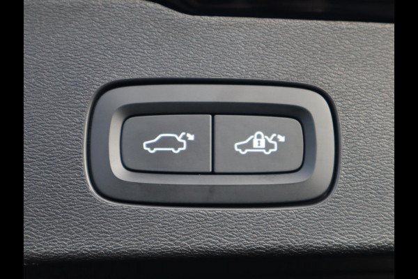 Volvo V60 2.0 T8 Plug-in hybrid AWD Ultimate Bright Automaat / Navigatiesysteem / Panoramadak / Trekhaak / Head-Up Display / Leder / Harman Kardon / Stoelverwarming / Achteruitrijcamera / Extra Getint Glas