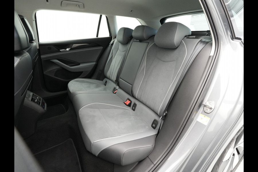 Volkswagen Passat Variant 1.5 eTSI 150pk Business Trekhaak Navigatie Camera Acc 112