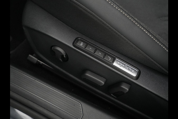 Volkswagen Golf 1.5 eHybrid 204pk 50 Edition Navigatie Camera Stoelverwarming Carplay Stoelmassage 143