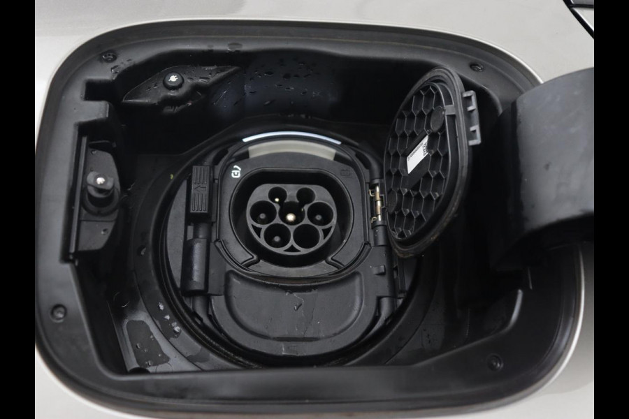 Mercedes-Benz A-Klasse 250e AMG Limited | Trekhaak | Stoelverwarming | Camera | Sfeerverlichting | Navigatie | Widescreen | Park Assist | Full LED | Leder/Alcantara | Climate control | PHEV | Plug In