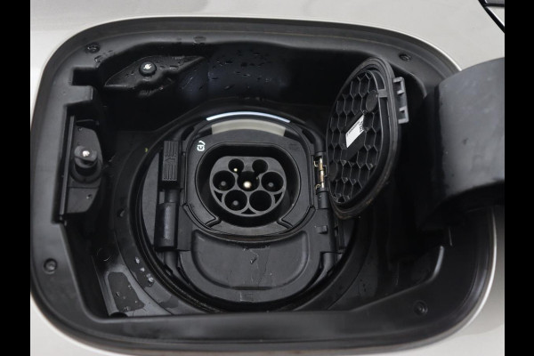 Mercedes-Benz A-Klasse 250e AMG Limited | Trekhaak | Stoelverwarming | Camera | Sfeerverlichting | Navigatie | Widescreen | Park Assist | Full LED | Leder/Alcantara | Climate control | PHEV | Plug In