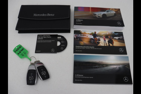 Mercedes-Benz A-Klasse 250e AMG Limited | Trekhaak | Stoelverwarming | Camera | Sfeerverlichting | Navigatie | Widescreen | Park Assist | Full LED | Leder/Alcantara | Climate control | PHEV | Plug In