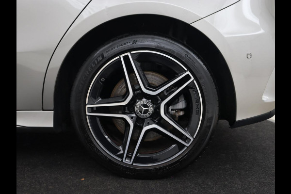 Mercedes-Benz A-Klasse 250e AMG Limited | Trekhaak | Stoelverwarming | Camera | Sfeerverlichting | Navigatie | Widescreen | Park Assist | Full LED | Leder/Alcantara | Climate control | PHEV | Plug In