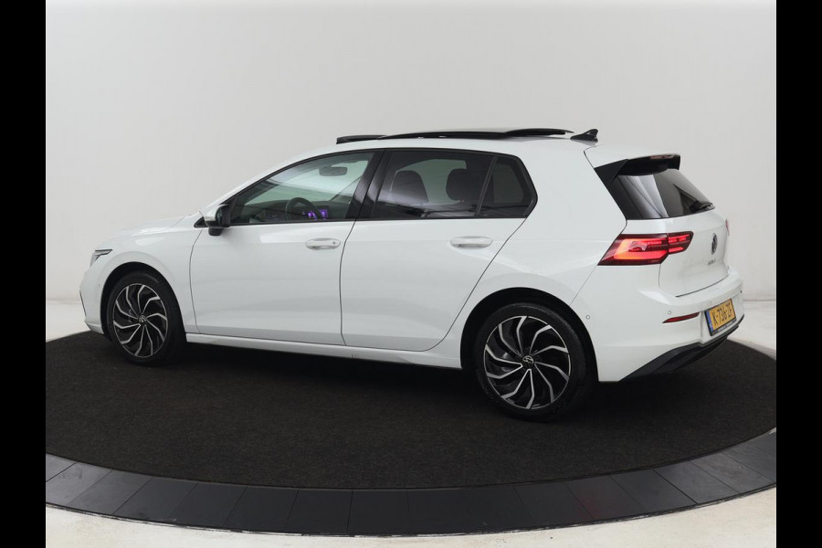 Volkswagen Golf 1.0 eTSI Life Business | Panoramadak | Matrix LED | Camera | Stoelverwarming | Massage | Carplay | Adaptive cruise | Park Assist | Sfeerverlichting | Navigatie | Side Assist | Stuurverwarming