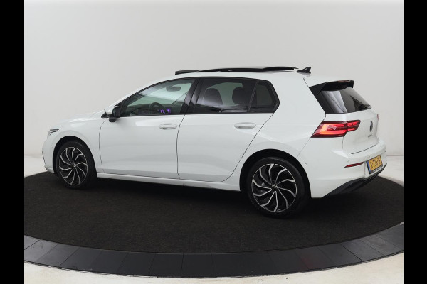 Volkswagen Golf 1.0 eTSI Life Business | Panoramadak | Matrix LED | Camera | Stoelverwarming | Massage | Carplay | Adaptive cruise | Park Assist | Sfeerverlichting | Navigatie | Side Assist | Stuurverwarming